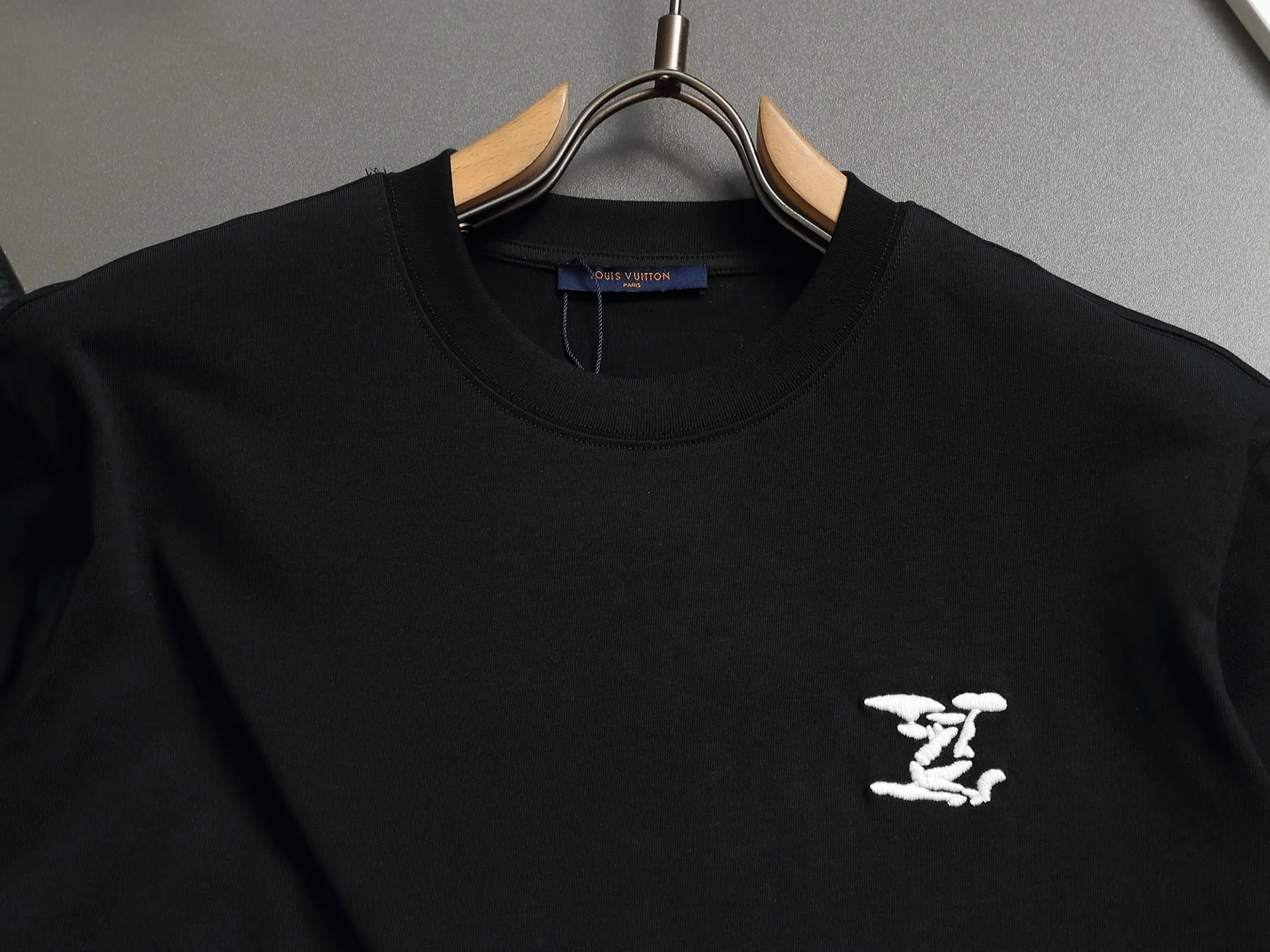 🅿️170 High-quality Louis LV. The small logo on it is full of high-end. Embroidered pattern T-shirt short-sleeved ZP feel. The embroidery is clear, full and delicate. Perfectly restored. Same style for men and women. Color: black. Size XS.S.M.L.